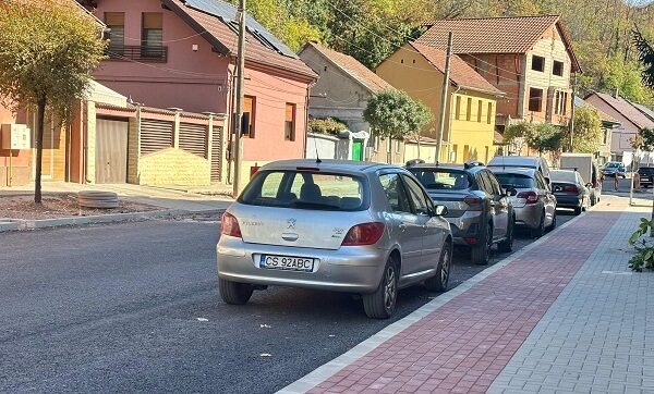 Reșița: strada G.A. Petculescu se închide pentru asfaltare, mașinile parcate trebuie evacuate de luni