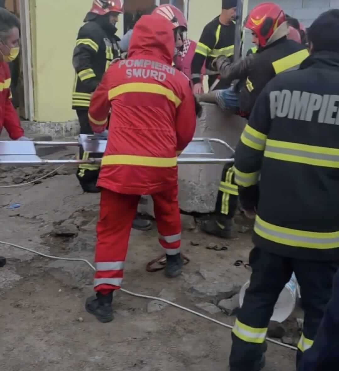 Reșița: un copil căzut într-o fântână de patru metri, salvat de pompieri în cartierul Câlnic