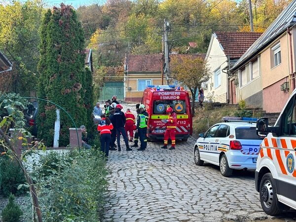 Reșița: victimă încarcerată, dar conștientă, după un accident grav lângă Hotel Rogge