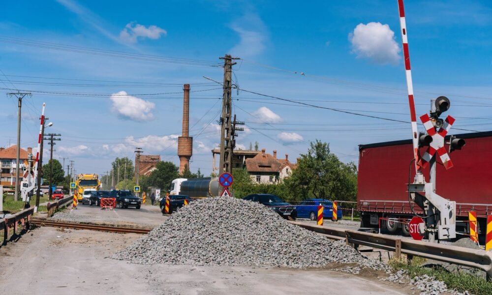Restricții temporare de circulație rutieră în zona trecerii la nivel cu calea ferată de pe Linia 116, în Petroșani