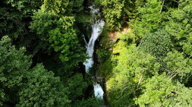 Retezat: traseul prin Valea Mării te poartă printre cascade și arată altfel toamna