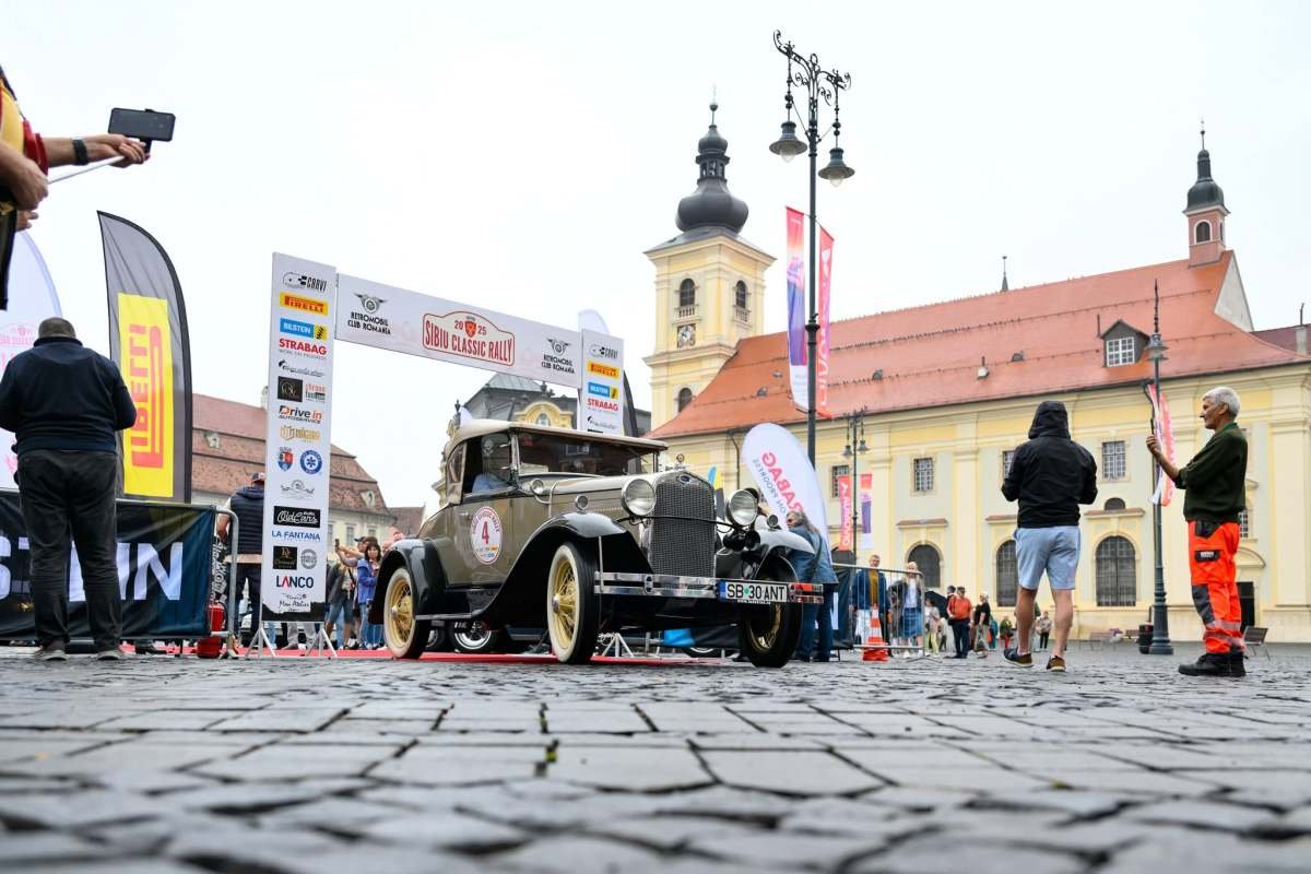 Retroparada Toamnei aduce 90 de mașini de epocă în Piața Mare din Sibiu