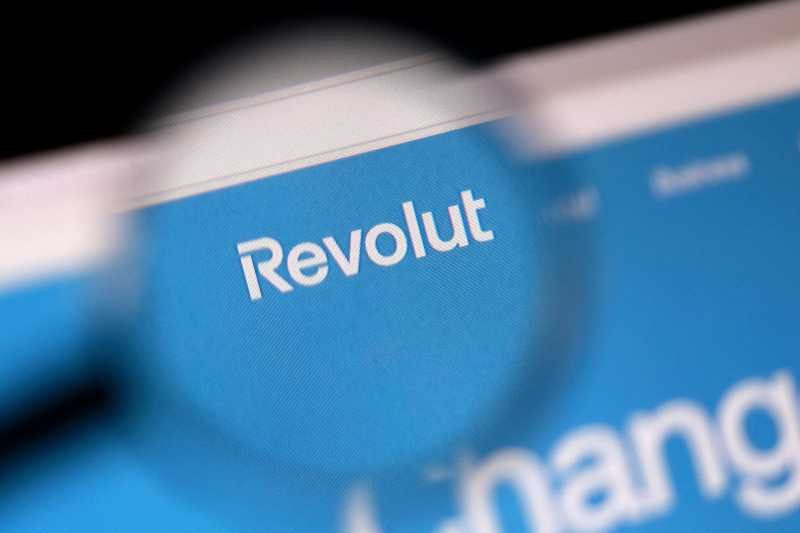 Revolut trece la comisioane fixe pentru transferurile internaționale eligibile, din 19 decembrie 2026
