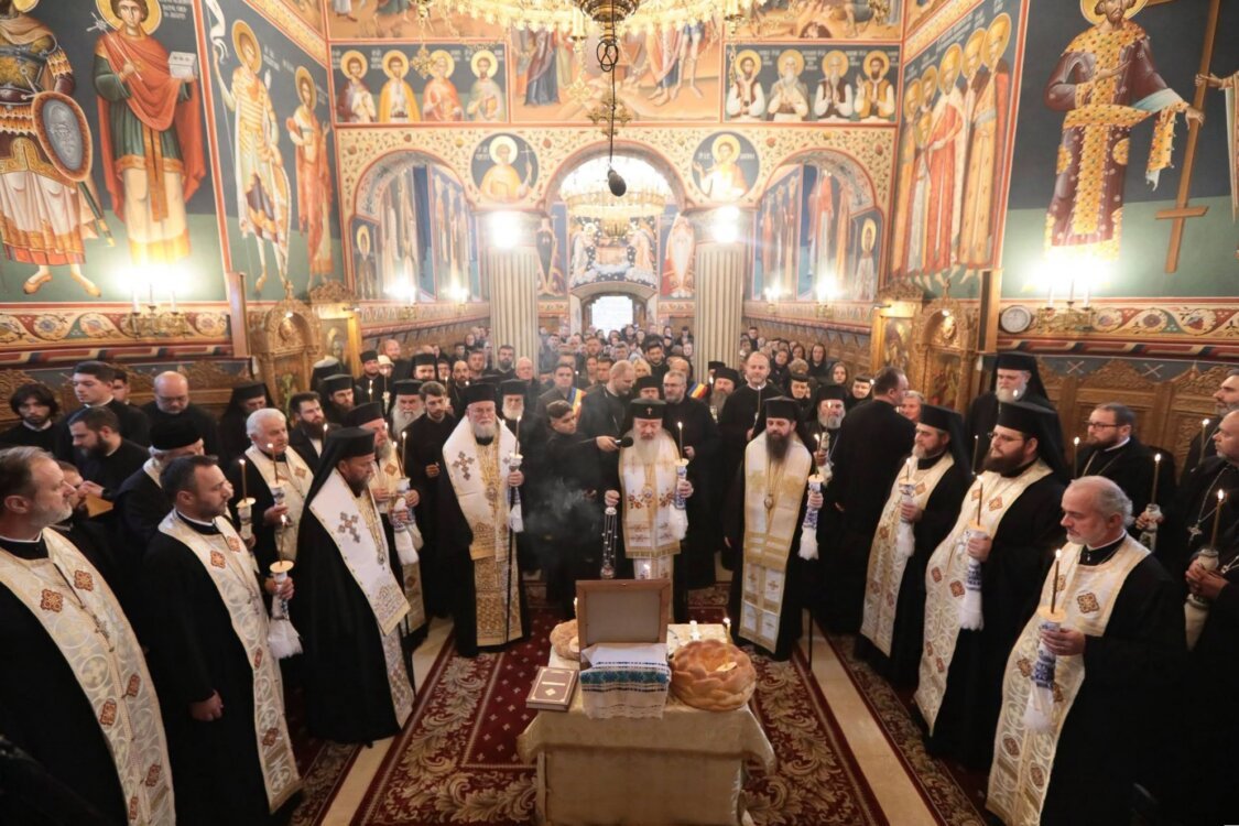 Rohia: Liturghie arhierească și Parastas la 10 ani de la trecerea la Domnul a Arhiepiscopului Iustinian Chira