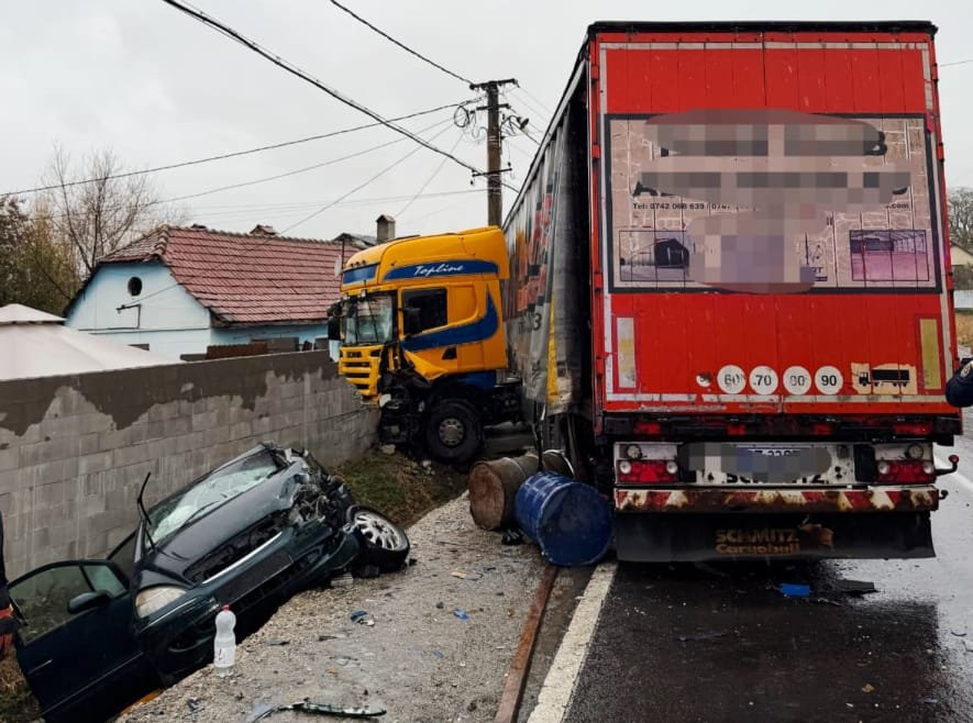 Rotbav, pe DN13: trei răniți grav după ce un autocamion a lovit frontal un autoturism