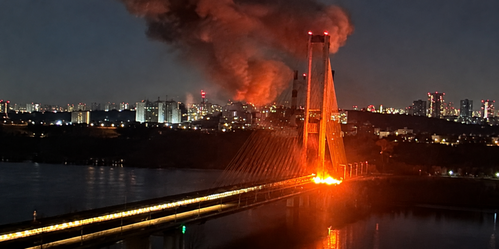 Rusia atacă pentru a patra oară un pod-cheie din Kiev. Circulația, complet oprită