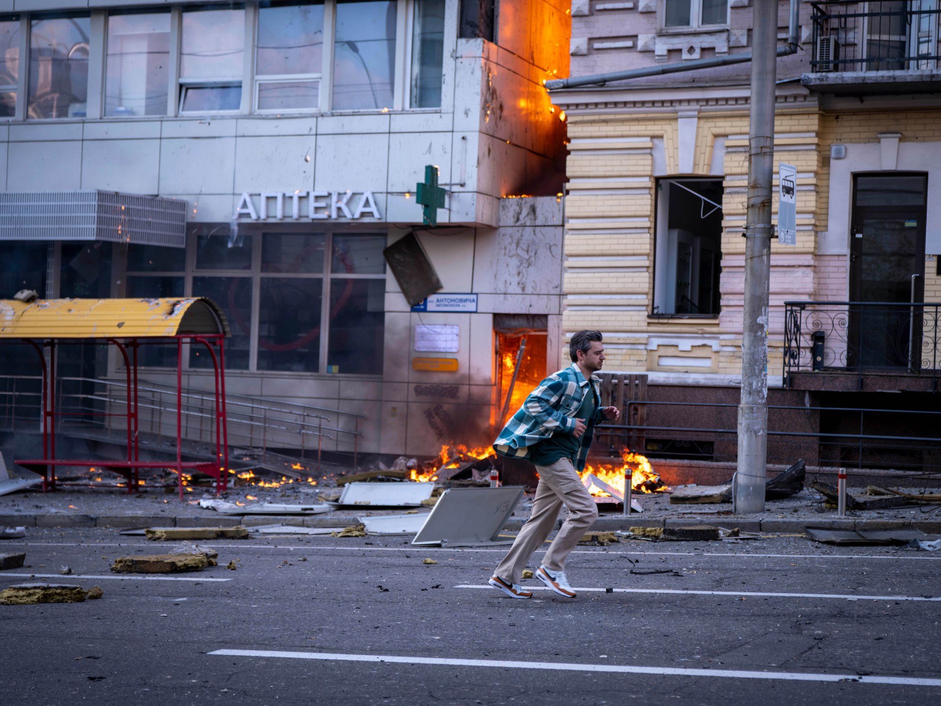 Rusia încearcă să înghețe Ucraina, în timp ce suferă pierderi record și se retrage