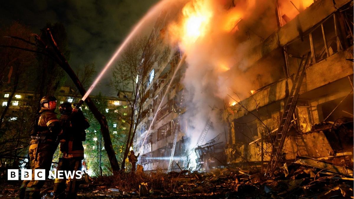 Rușii lovesc o centrală electrică importantă din Kiev, anunță Zelenski
