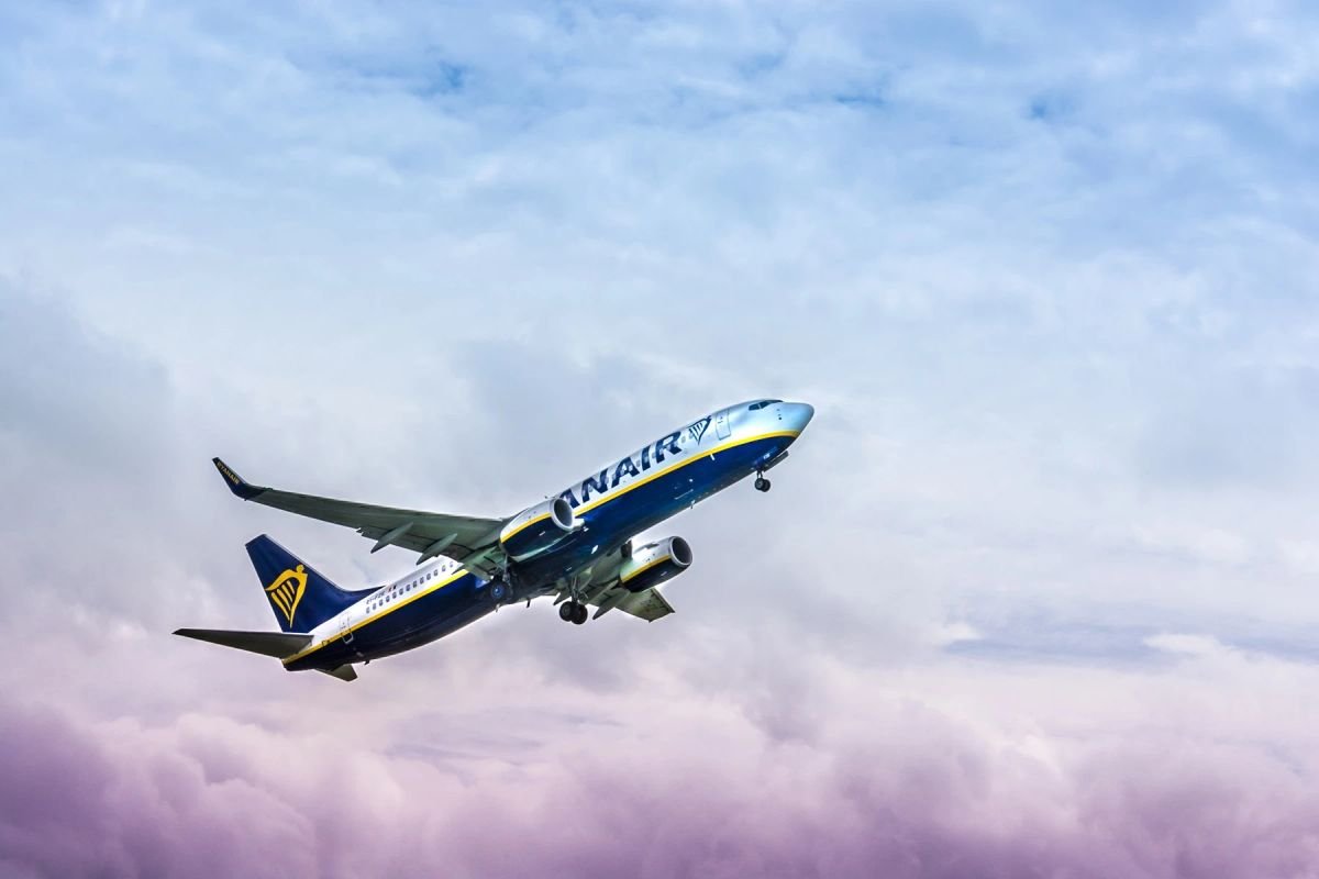 Ryanair avertizează că prețurile biletelor vor crește semnificativ în 2027 și reduce mai multe rute
