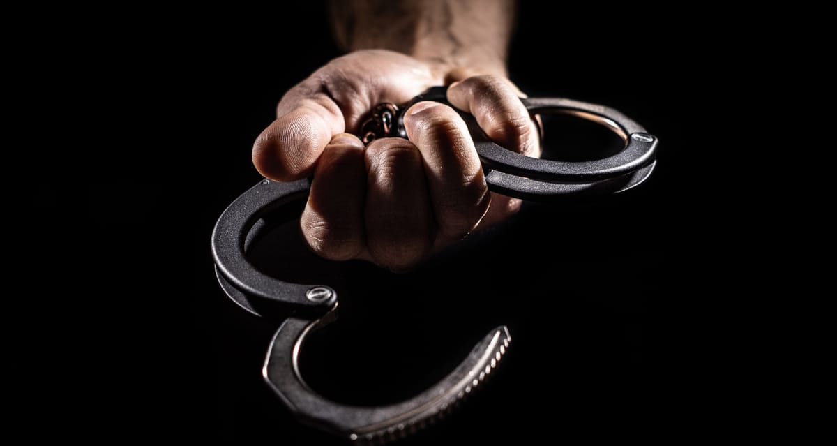 Săcele: Doi bărbați condamnați la închisoare, escortați la Penitenciarul Codlea