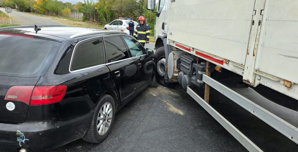 Sântandrei, DN7: o mașină și un tir s-au ciocnit violent. Două persoane au fost rănite și duse la spital