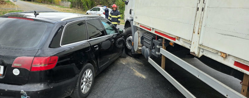 Sântandrei, Hunedoara: accident pe DN7 între un autoturism și un camion, două persoane duse la spital