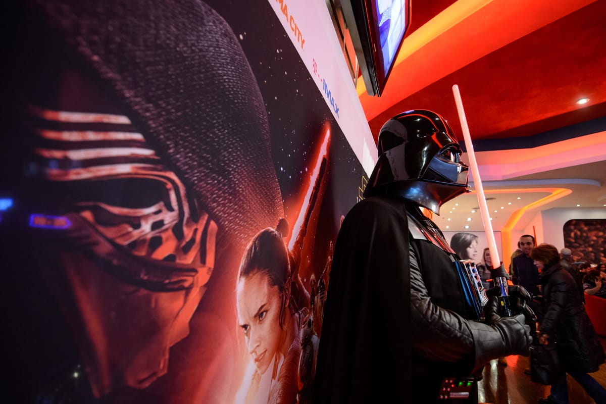 Sabia laser a lui Darth Vader, scoasă la licitație; sabia lui Luke Skywalker, vândută cu sumă record