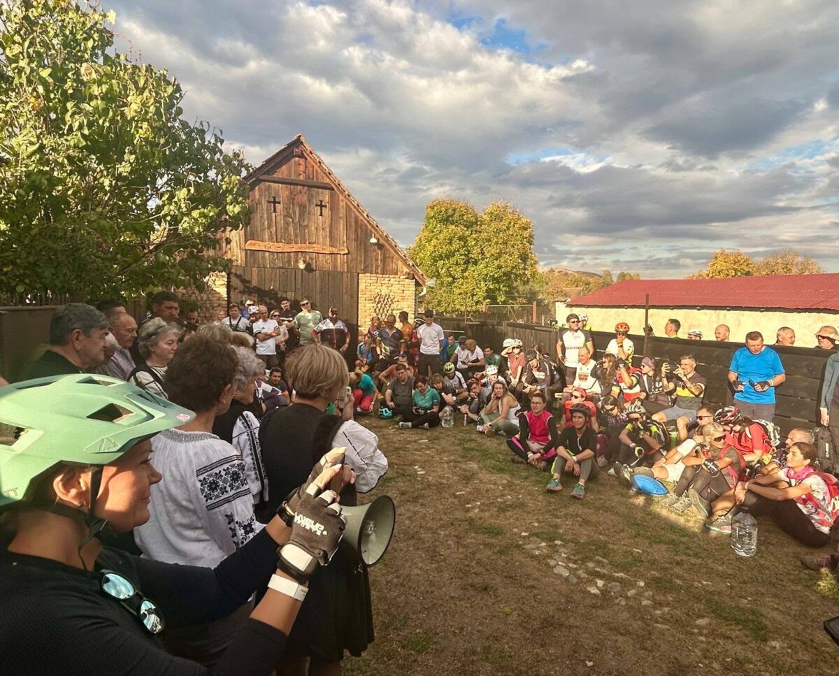 Săcădate: cicliștii din prima ediție Pedalează și vizitează au poposit la Casa Muzeală Vatra Satului