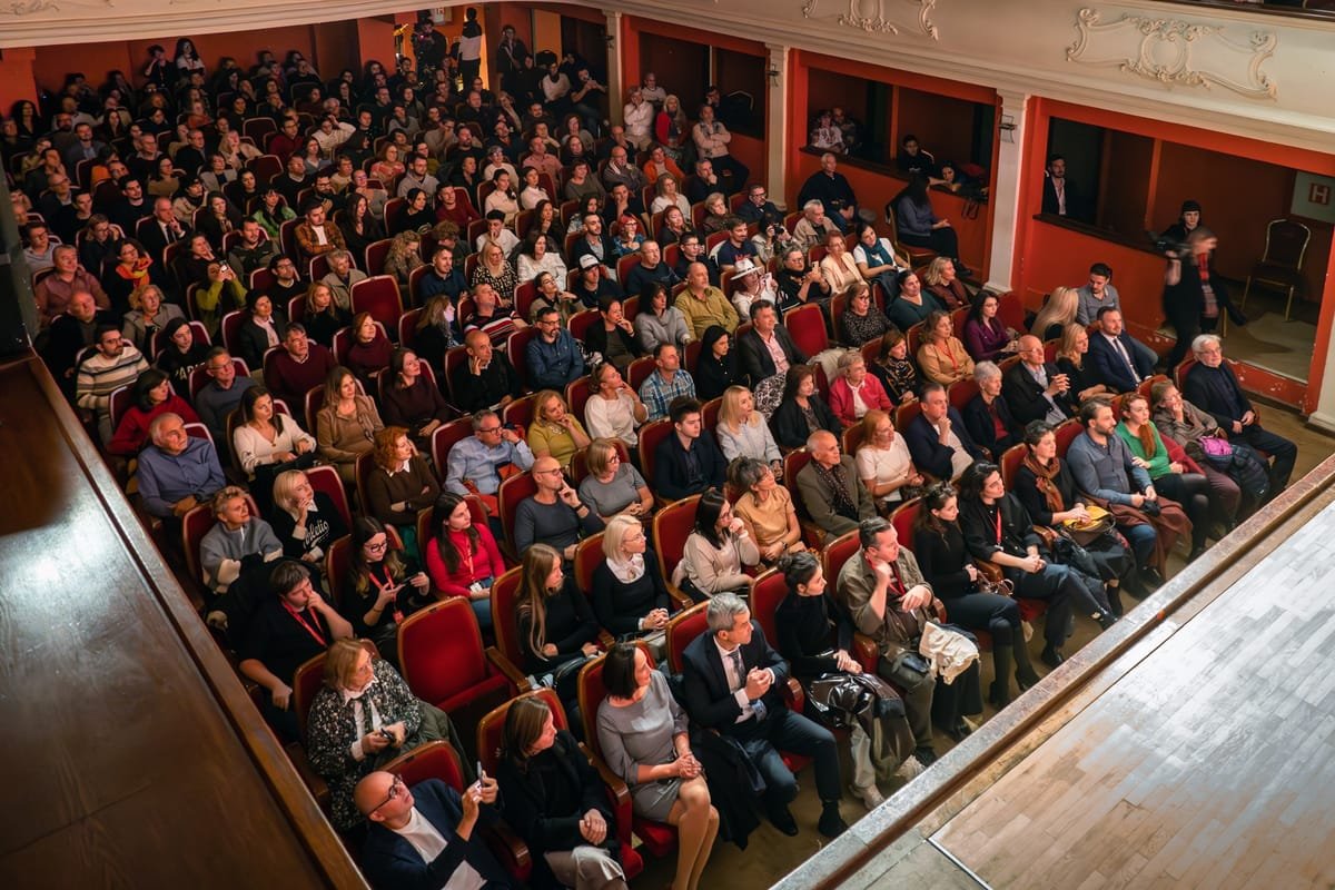 Sala Thalia arhiplină la deschiderea Astra Film Festival 2026, cu discuții despre inteligența artificială