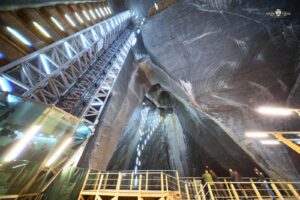 Salina Turda, explorată în 3D: poți coborî cameră cu cameră până la 112 metri sub pământ