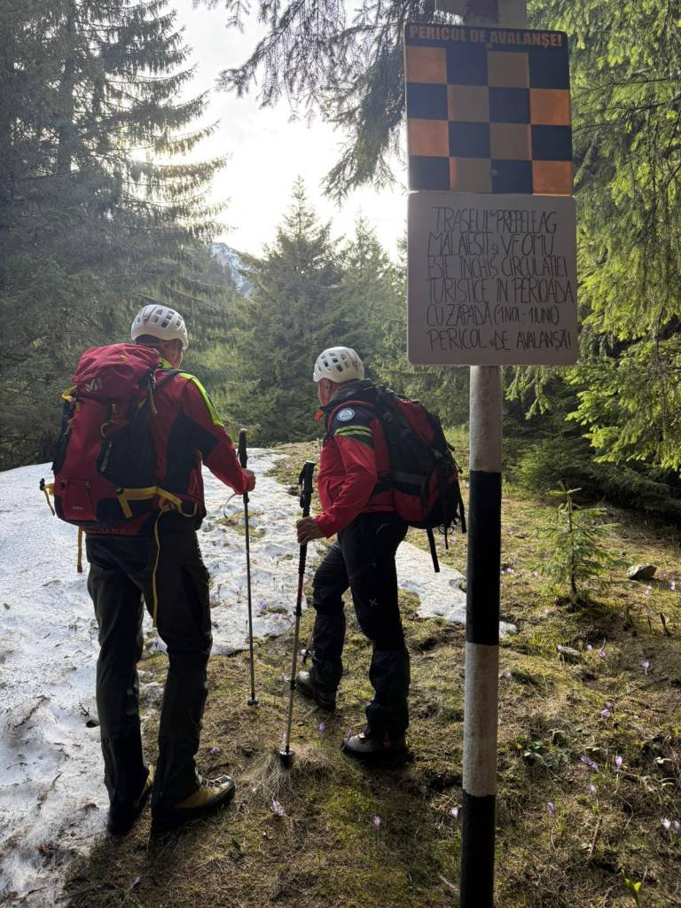 Salvamont Brașov avertizează turiștii: temperaturi sub zero, zăpadă și gheață pe traseele montane