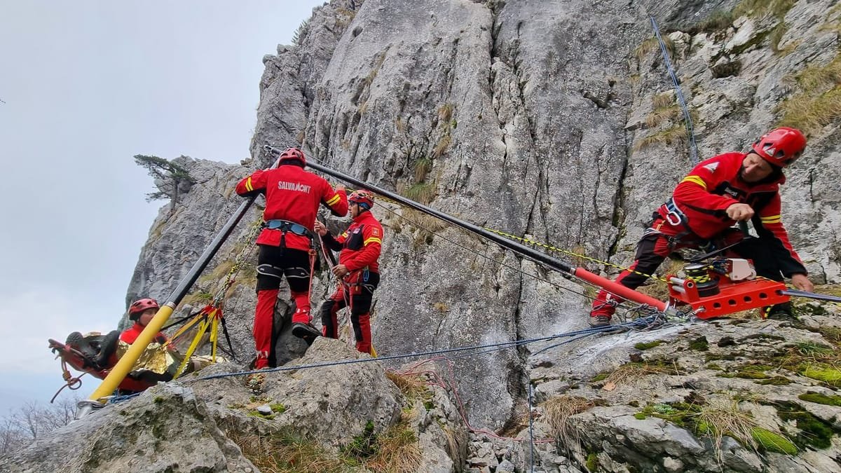 Salvamont Cluj a intervenit de două ori și a salvat 17 oameni de pe munte în 24 de ore