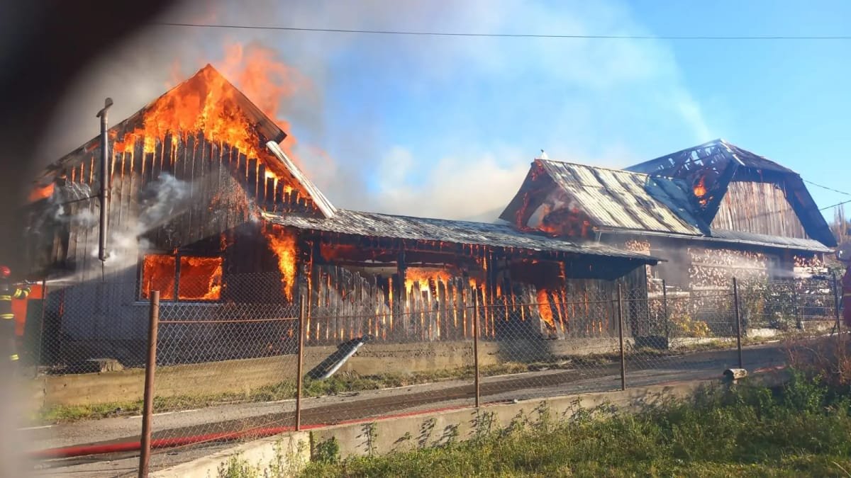 Sângeorz-Băi: incendiu puternic deasupra sediului Poliției, care amenință o casă din apropiere