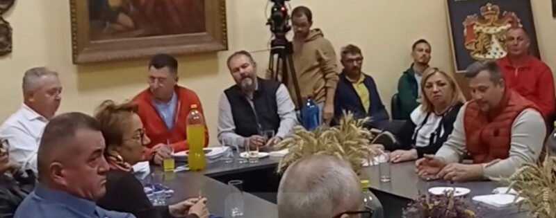 Sânnicolau Mare: încercare de blocare a accesului la ședința Consiliului, cu poliția chemată de primar