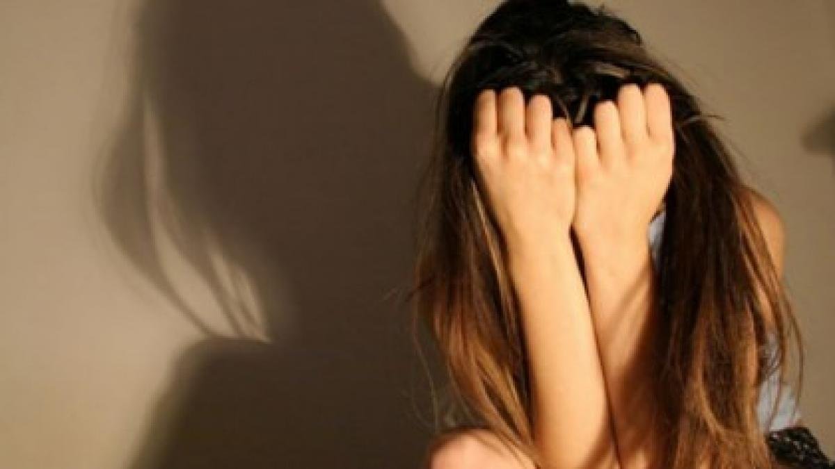 Sânpaul, Cluj: fată de 13 ani ar fi fost agresată sexual de două ori într-o rulotă
