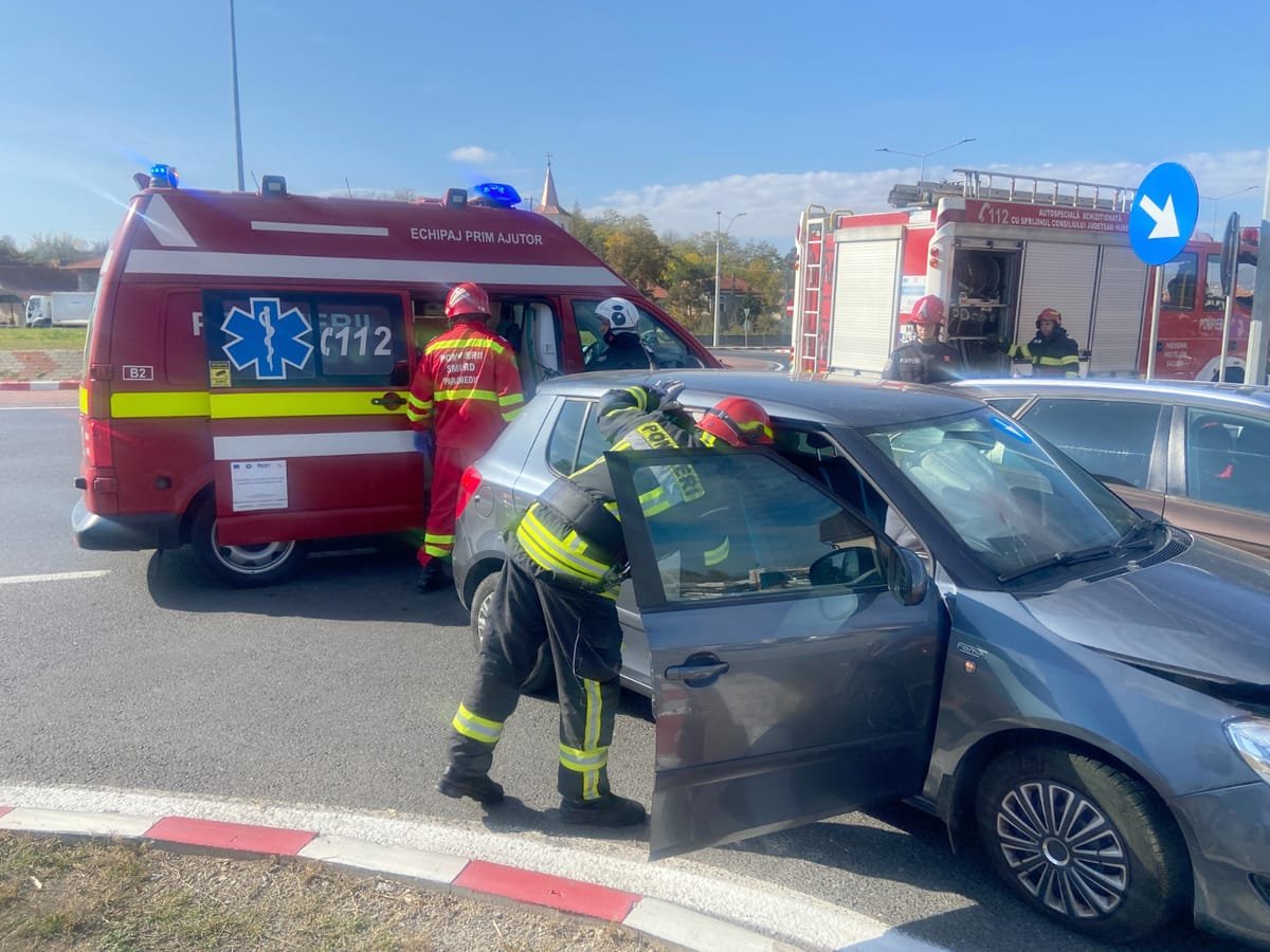 Sântuhalm: mamă și fiu, răniți și transportați la spital după un accident între două autoturisme