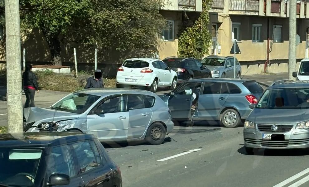 Satu Mare: două mașini conduse de femei s-au ciocnit pe Drumul Botizului, fără victime
