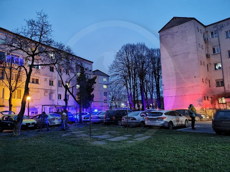 Satu Mare: femeie înjunghiată la gât de soț, agresorul reținut și obligat să poarte brățară electronică