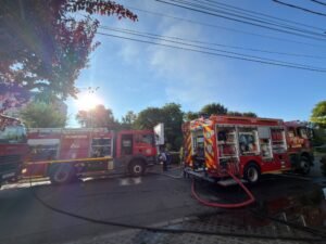 Satu Mare: incendiu la o casă de pe strada Afinelor, trei autospeciale și 12 pompieri intervin
