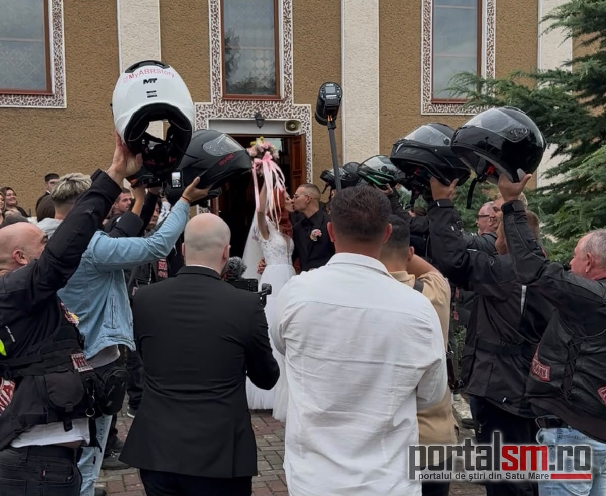 Satu Mare: mirii au ales un alai de TIR-uri ornate în loc de mașini de lux