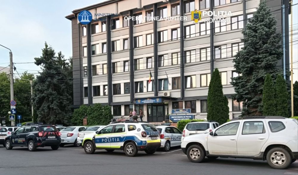 Clădirea Inspectoratului de Poliție Județean Satu Mare, cu mașini de poliție și de jandarmerie parcate în față.