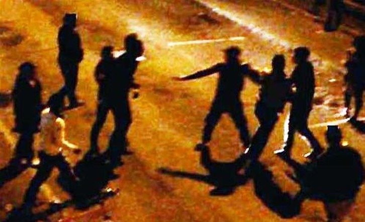 Scandal după o petrecere cu alcool: un om beat a mers peste vecinul său ca să-l bată