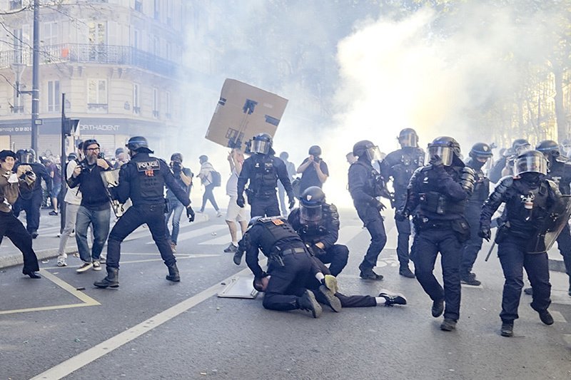 Se naște o mișcare de revoltă împotriva establishmentului și a regulilor vechi
