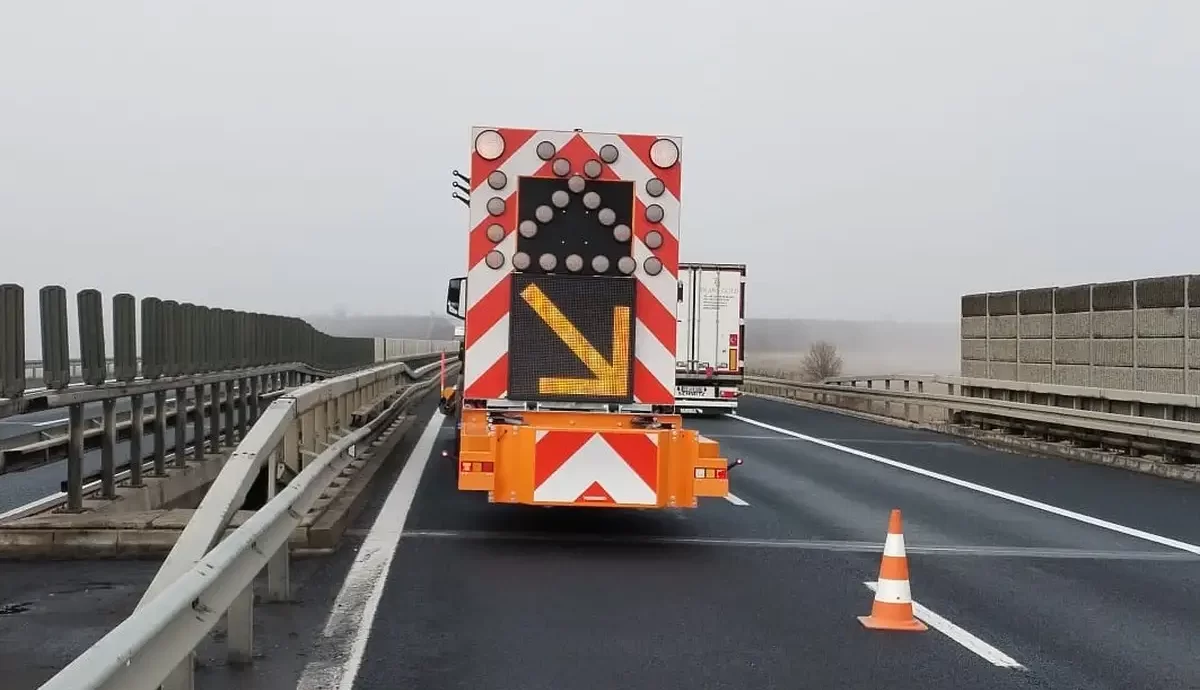 Sebeș, trafic restricționat pe A1 până la ora 16.00, din cauza curățării rigolei mediane