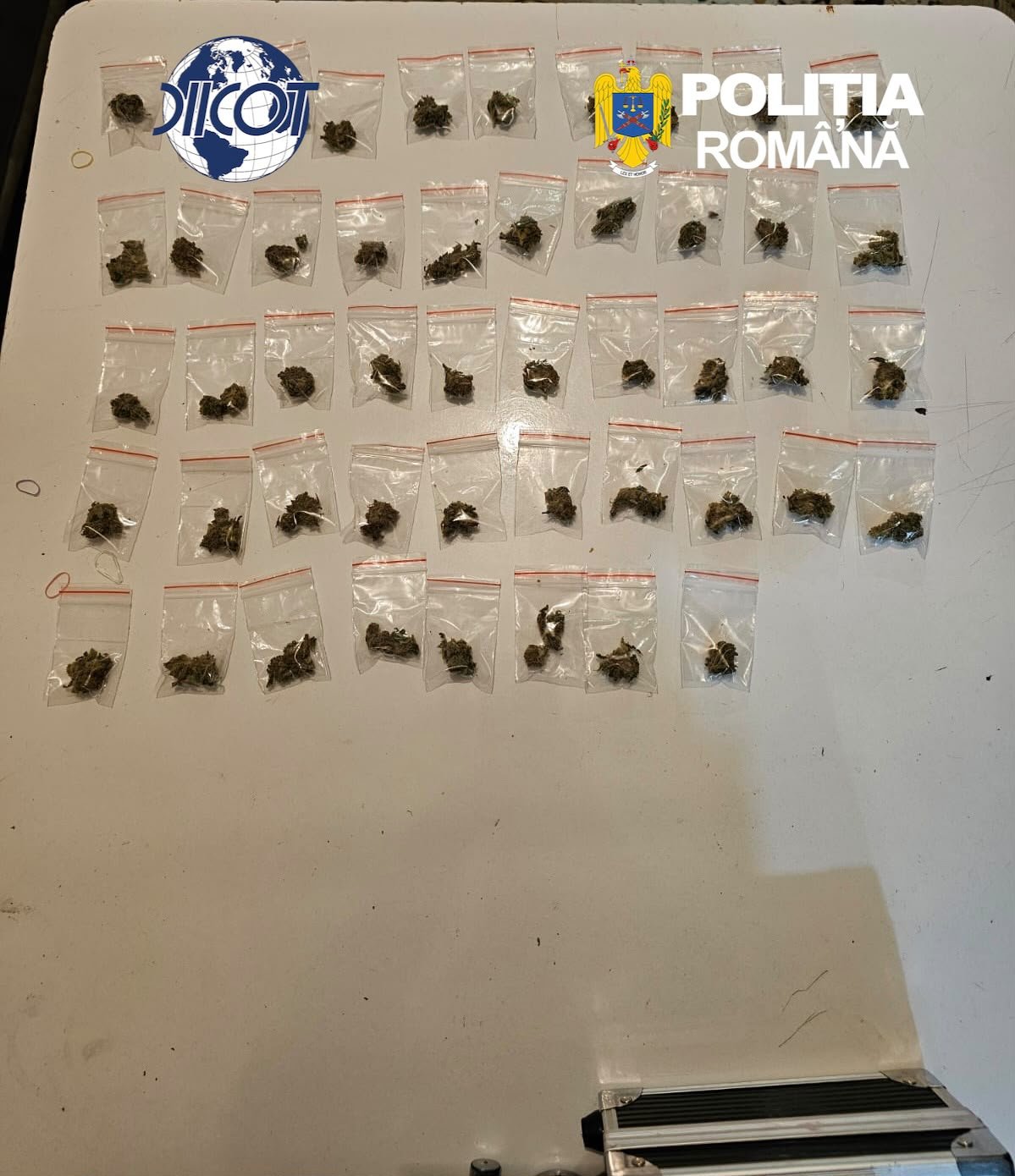 Sectorul 5: 12 persoane cercetate pentru trafic de droguri, peste 900 de doze de heroină confiscate
