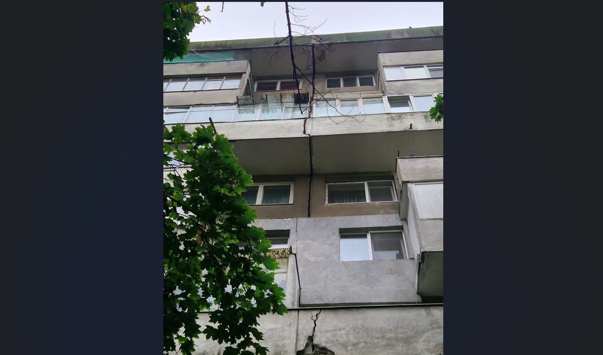 Sectorul 6: locatarii blocului s-au întors în locuințe; Primăria Capitalei spune că crăpătura are nouă ani