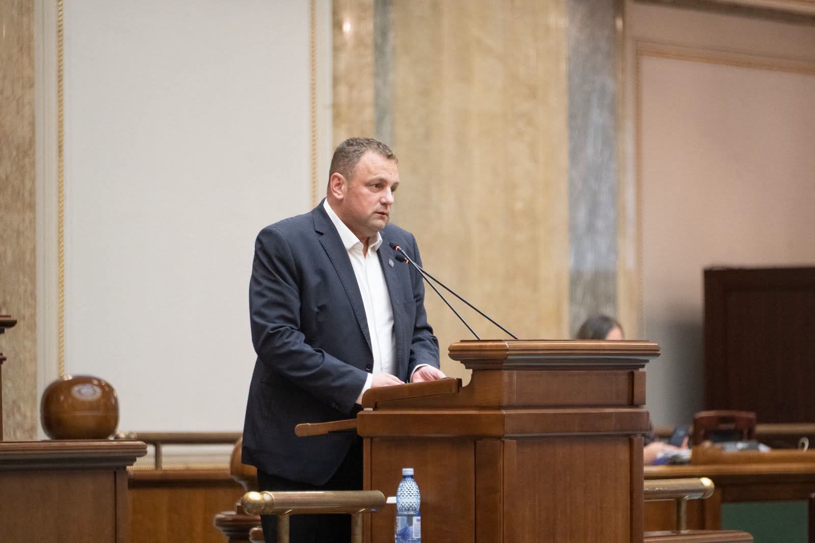 Senatorul Mircea Cristian Nicula: Cel puțin trei zile suplimentare de concediu pentru părinții monoparentali