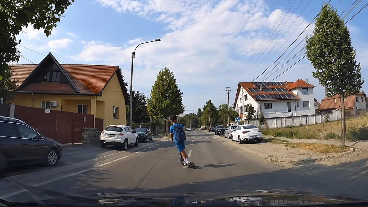 Senatul a adoptat cu 91 de voturi cursul obligatoriu de legislație rutieră pentru trotinetiști fără permis