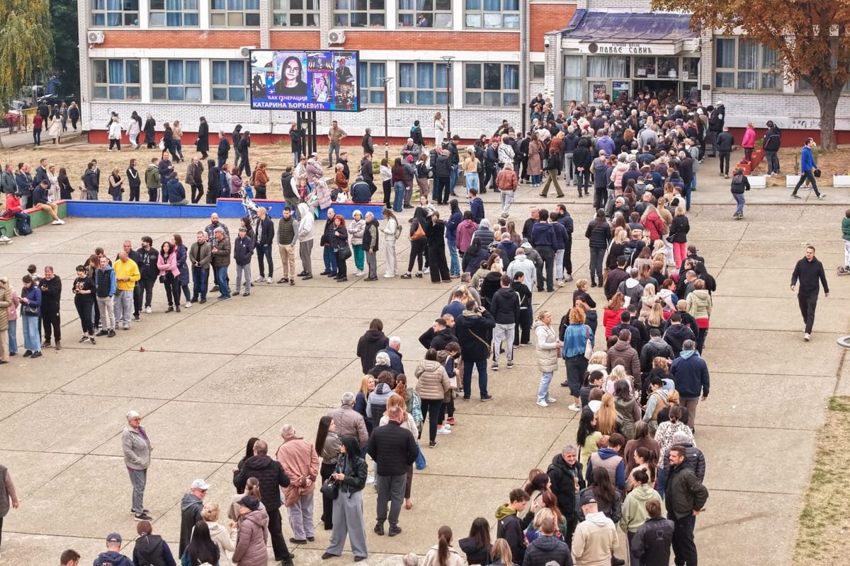Serbia: prezența la vot a ajuns la 67,6% până la ora 19:00, cu cozi de ore întregi la secțiile de votare