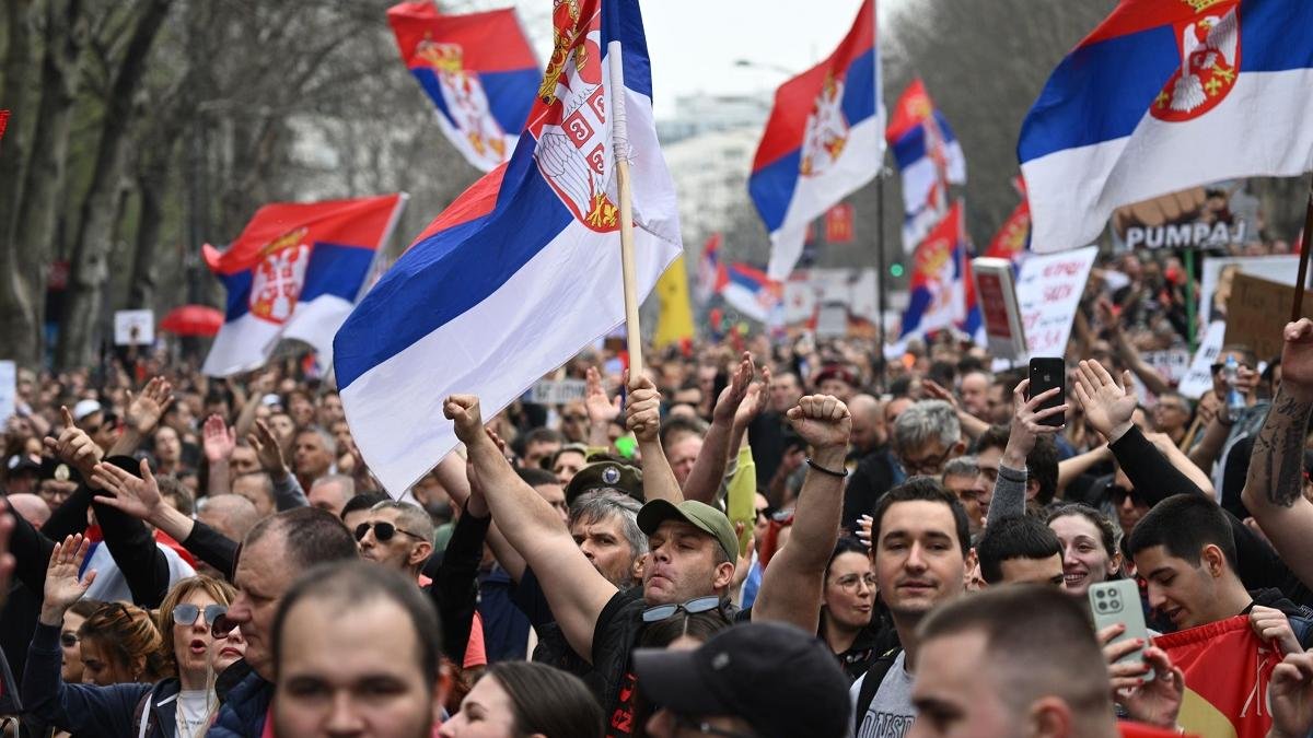 Serbia: studenții protestatari par pregătiți să-l învingă pe Vučić la urne, duminică