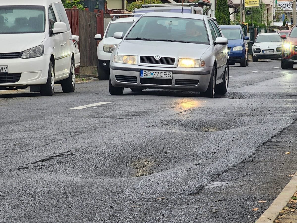 Sibiu: asfaltul de pe strada Rahovei a cedat la nici două luni de la refacere, șoferii ocolesc gropile