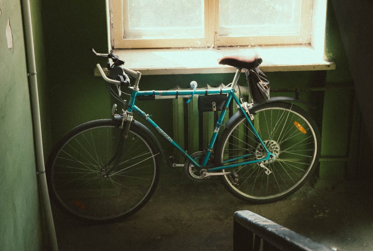 Sibiu: bicicleta lăsată pe casa scării poate atrage amenzi de până la 5.000 de lei pentru locatari