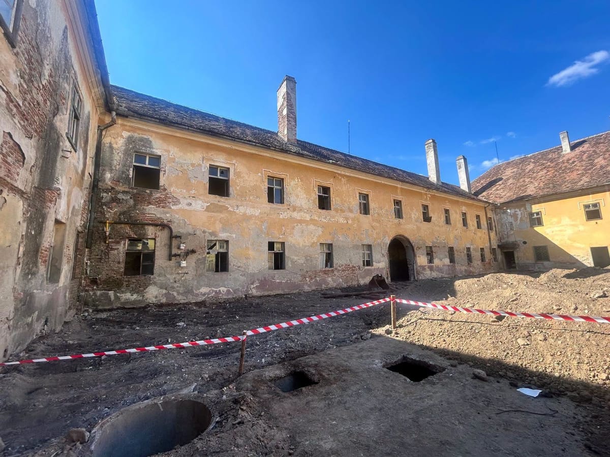 Sibiu: descoperiri arheologice în curtea fostului orfelinat Maria Tereza, aflat în restaurare