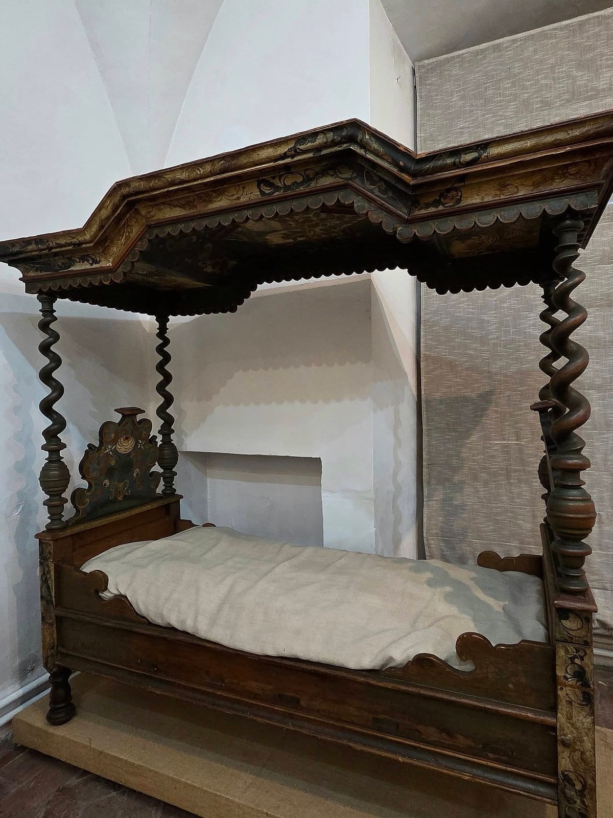 Sibiu: Muzeul Casa Altemberger se alătură glumelor despre „supat” și arată un pat cu baldachin