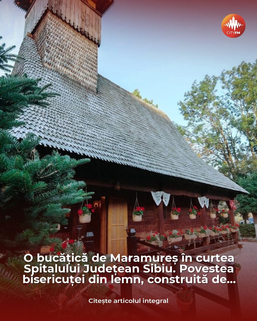 Sibiu: o bisericuță din lemn ridicată de meșteri din Maramureș oferă rugăciune în curtea spitalului