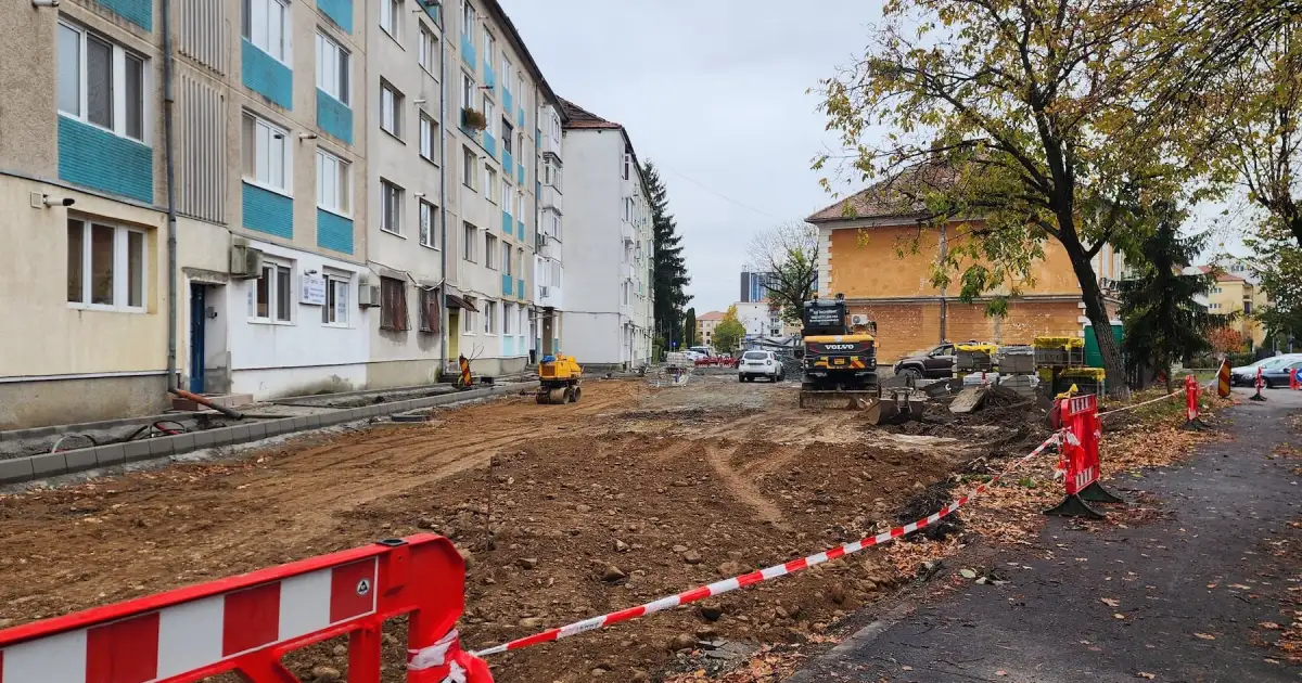 Sibiu: parcarea de lângă Poliție prinde contur, iar Primăria explică de ce cinci arbori au fost tăiați