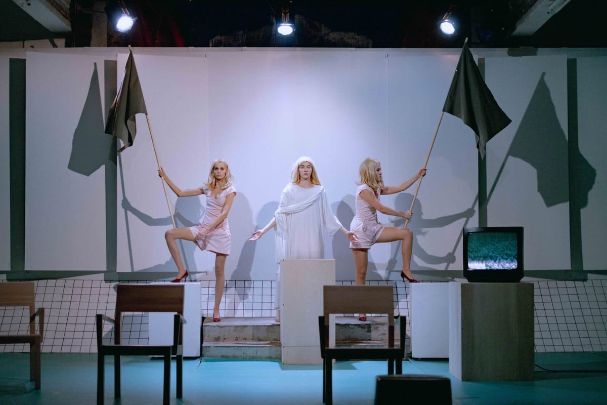 Sibiu: spectacolul de teatru-dans Camera de vizionare, al companiei Pivot, ajunge joi, 15 octombrie
