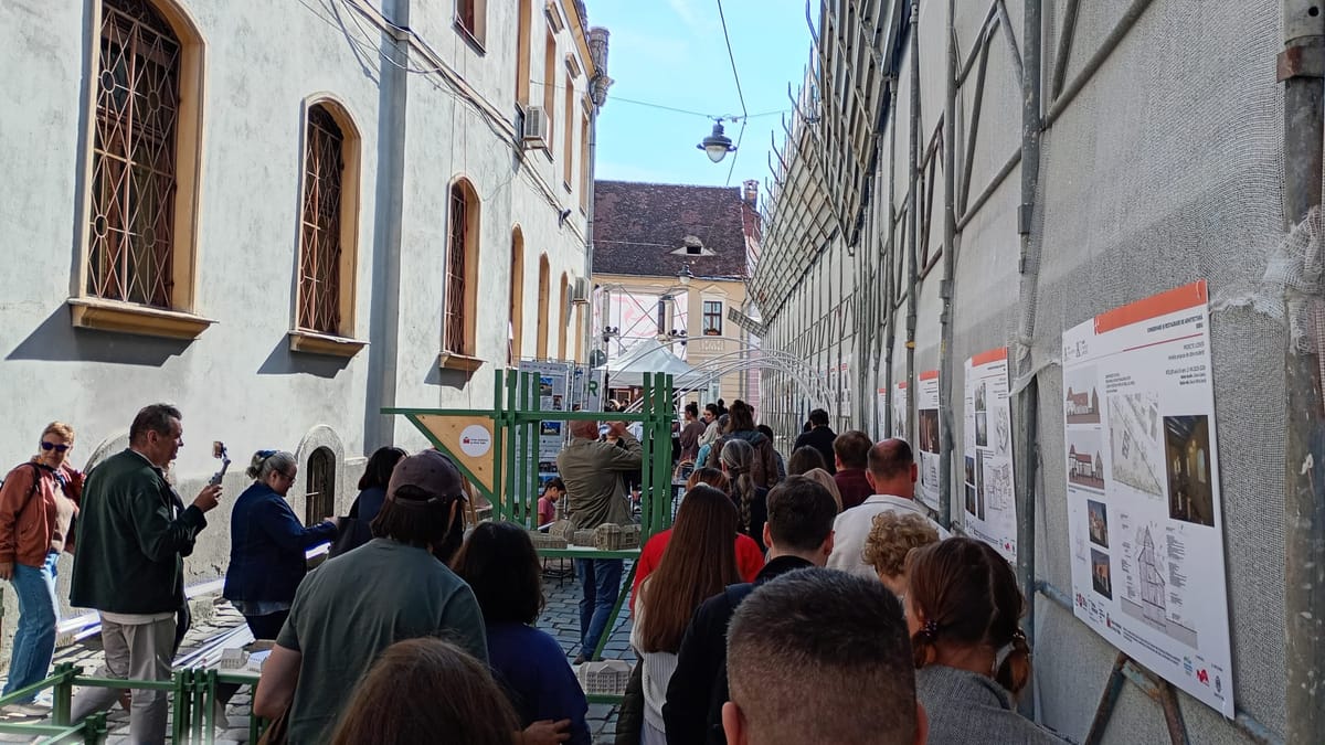 Sibiu: tur ghidat organizat de OAR prin centrul istoric, de la Poștă la fresca din 1628