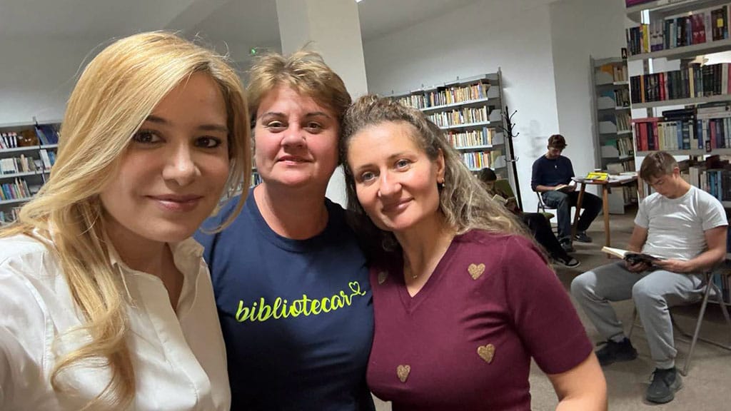 Silvia Mihalcea, alături de iubitorii de lectură la Silent BookClub, organizat de Biblioteca Județeană
