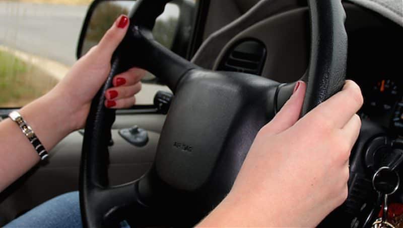 Șimand: femeie fără permis, reținută 24 de ore după ce ar fi furat o mașină și ar fi condus-o la Arad